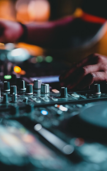 Djs